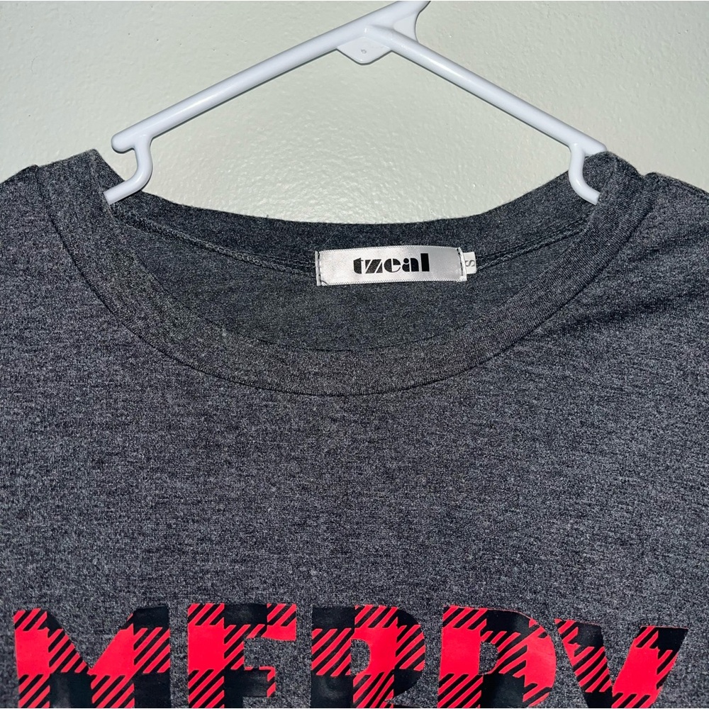 TZeal “Merry Christmas” Grey Gnome Graphic Short Sleeve T-Shirt, Size Small - Picture 2 of 3